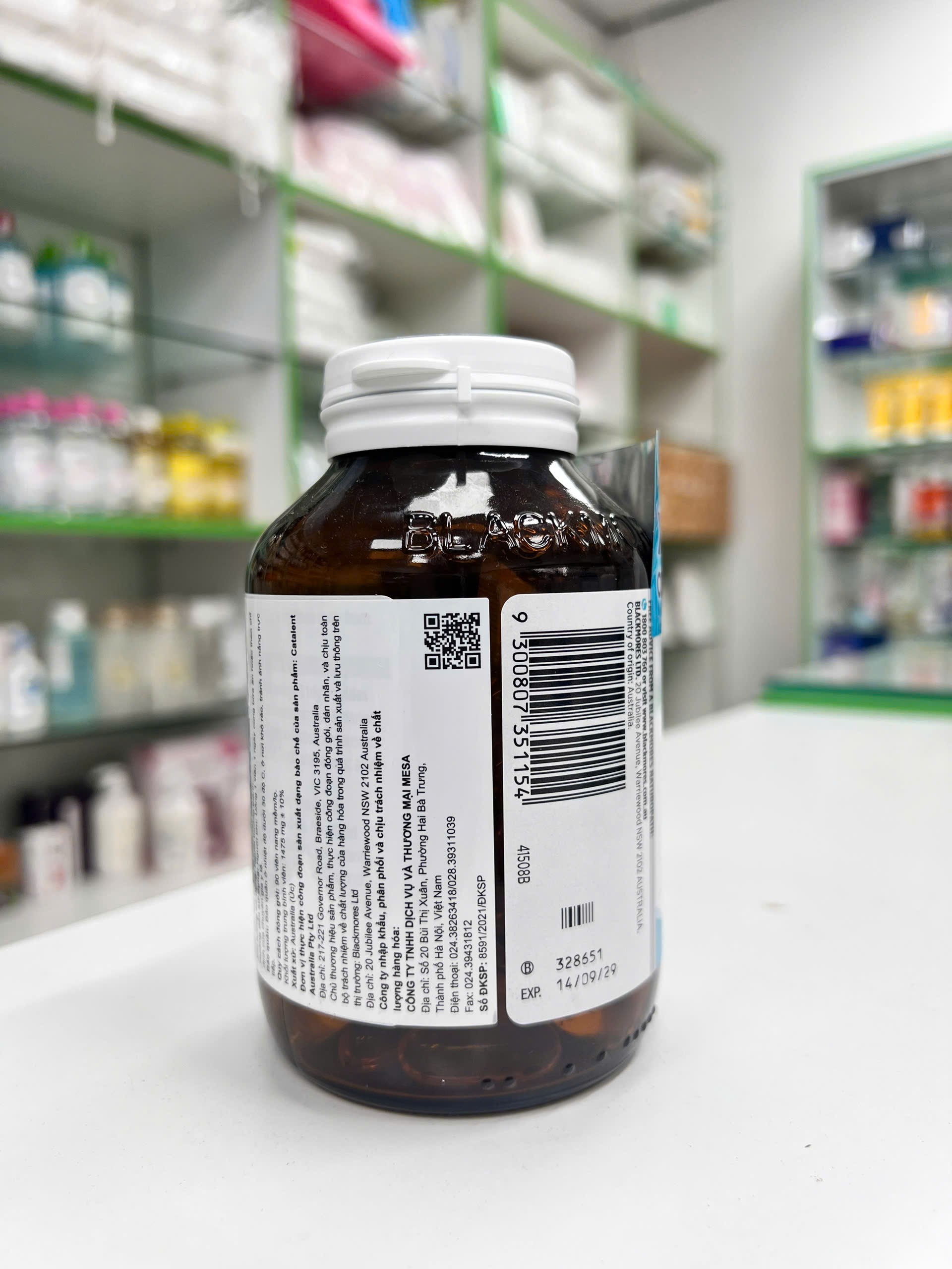 BLACKMORES OMEGA DOUBLE HIGH STRENGTH FISH OIL — mặt sau chai với mã QR, barcode và thông tin lô