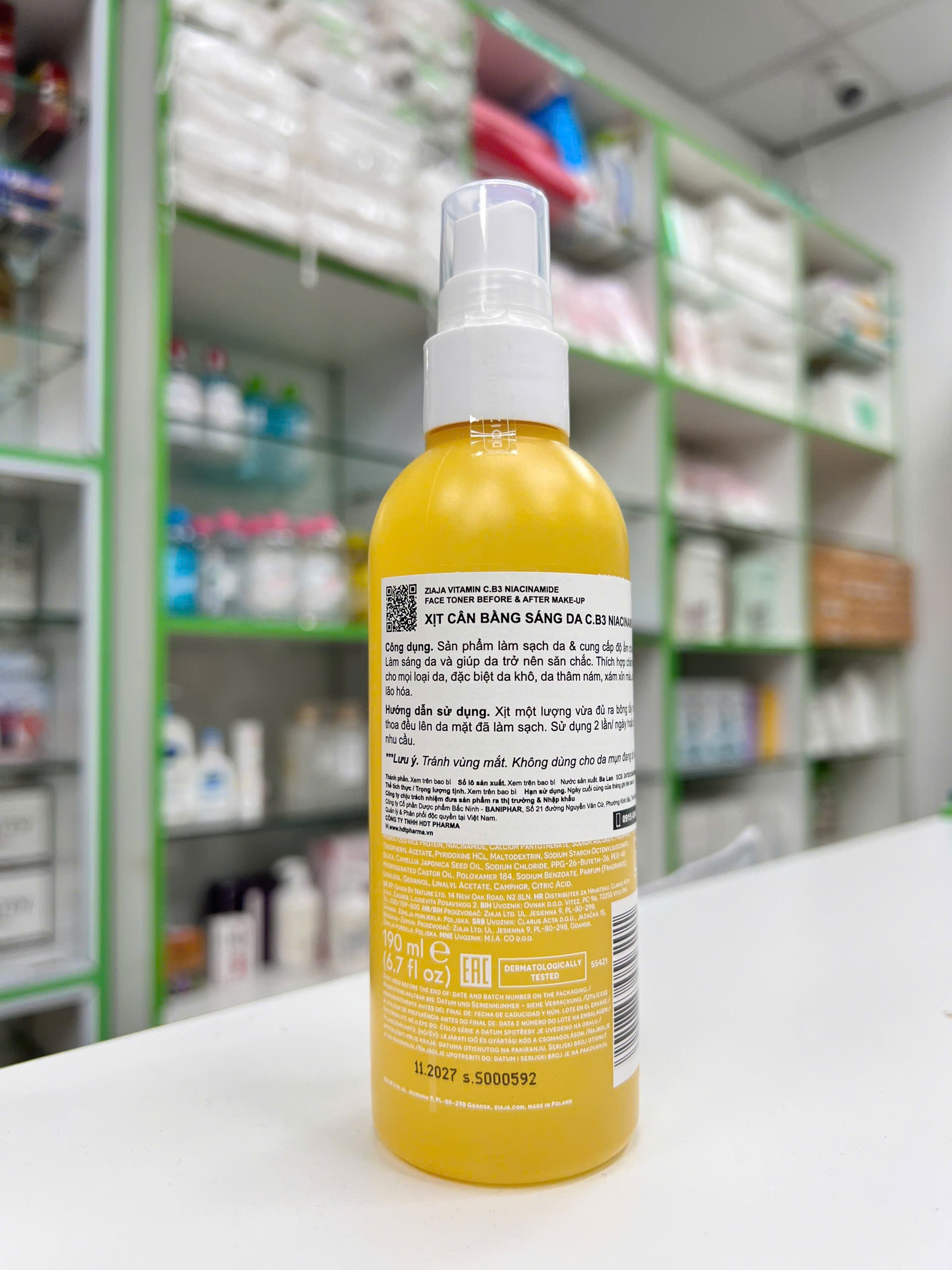Xịt Dưỡng Cân Bằng Sáng Da C.B3 NIACINAMIDE — mặt trước chai và chi tiết bao bì
