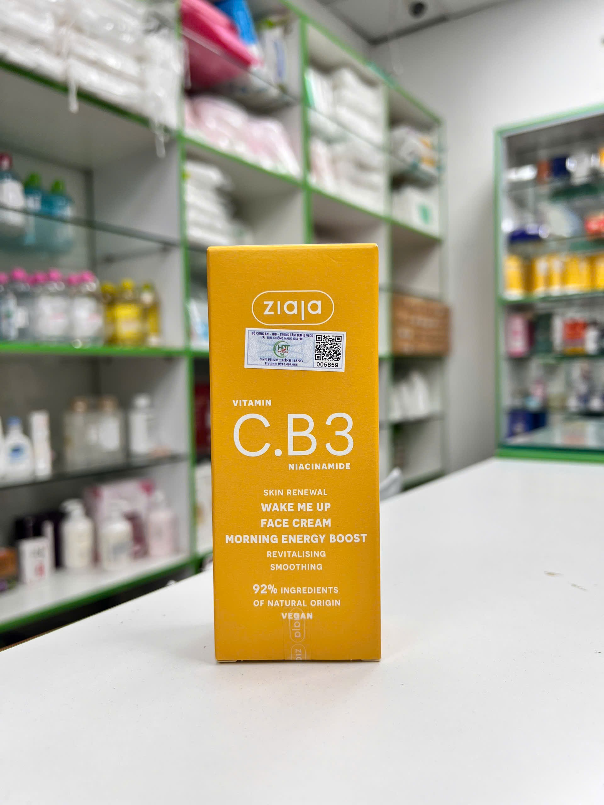 Kem Dưỡng Ngày Trắng Sáng Da C.B3 NIACINAMIDE — hộp màu vàng cam với thiết kế tối giản, nhấn vào Vitamin C.B3 Niacinamide